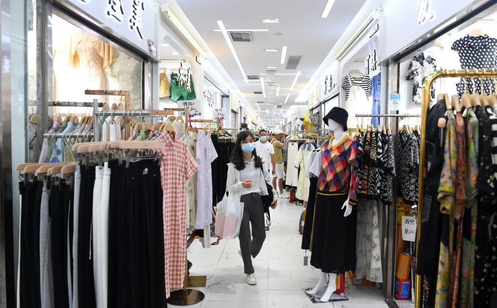 Booth corridor inside Guangzhou Shisanhang wholesale market
