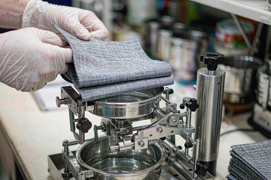 Waterproof pressure test on shell fabric in the lab